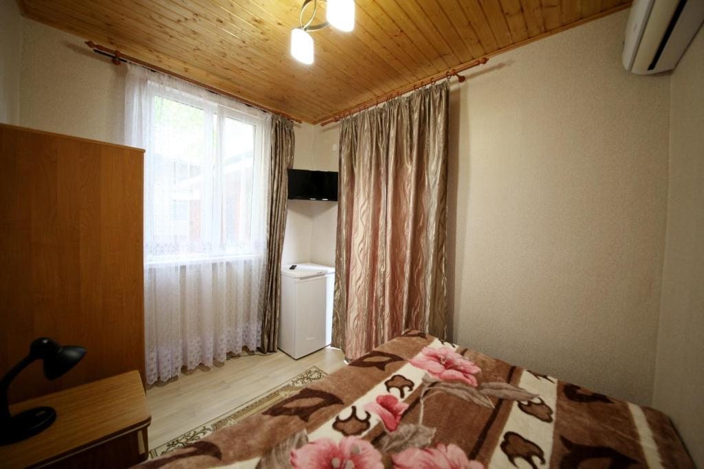 Двухместный (Бюджетный двухместный номер с 1 кроватью) гостевого дома На Черноморской 53, Анапа