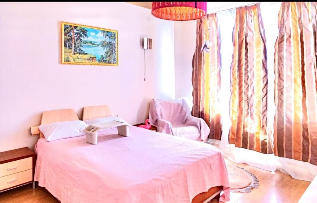 Двухместный (Стандартный двухместный номер с 1 кроватью, общей ванной комнатой и дополнительной кроватью) гостевого дома SunCity, Дагомыс