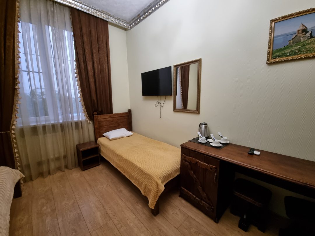 Трехместный (Стандартный номер - Комната №6) мини-отеля Старый Замок, Белореченск