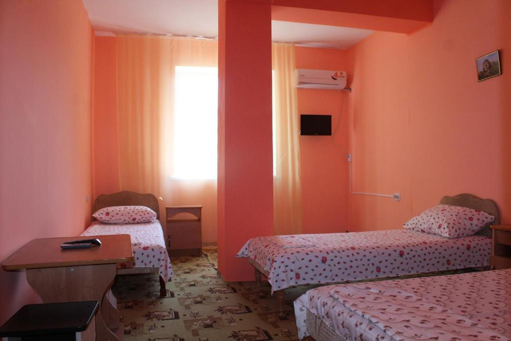 Четырехместный (Стандартный четырехместный номер) гостиницы Адмирал, Лермонтово
