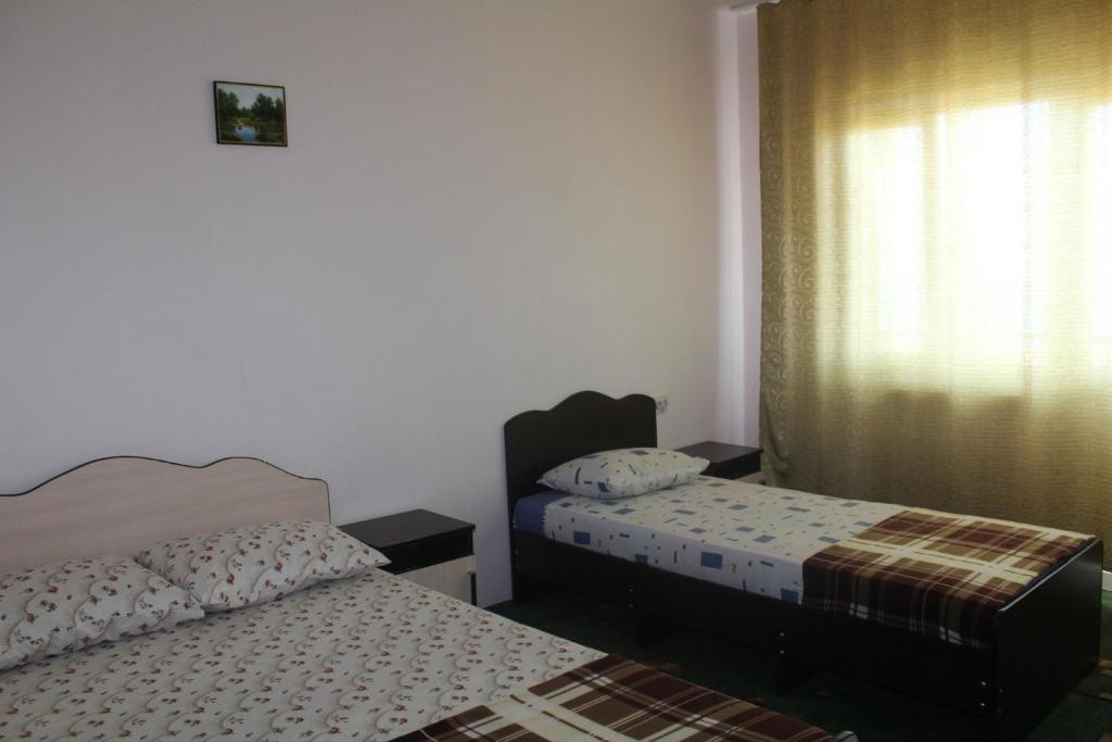 Трехместный (Стандартный трехместный номер) гостиницы Адмирал, Лермонтово