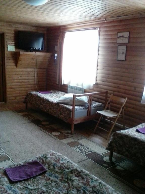 Трехместный (Трехместный номер «Комфорт» с душем) гостевого дома AMTO, Усть-Большерецк