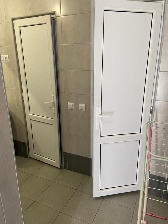 Двухместный (Двухместный номер с 2 отдельными кроватями и общей ванной комнатой) гостевого дома на Самбурова 248, Анапа