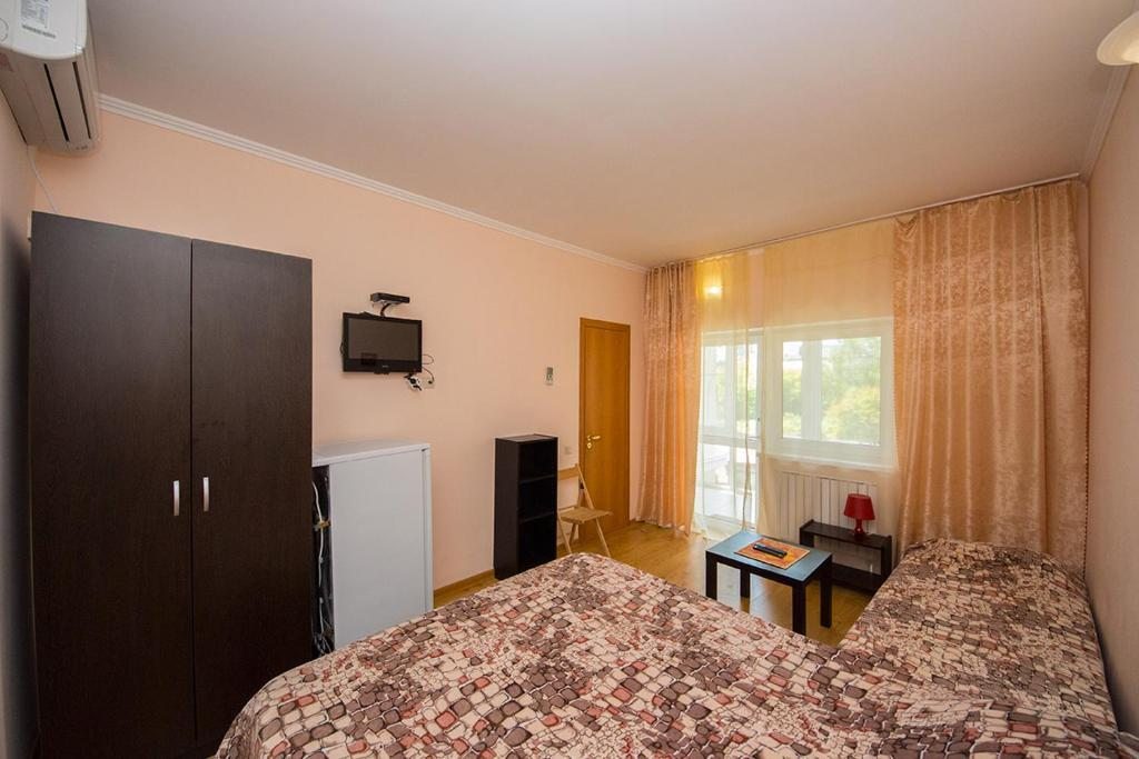 Двухместный (Двухместный номер с двуспальной кроватью и дополнительной кроватью) отеля На Советской, Анапа