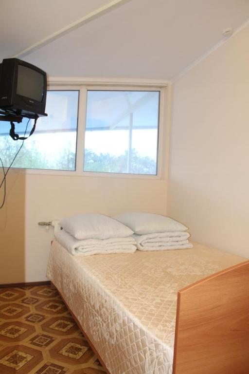 Четырехместный (Стандартный четырехместный номер) мини-отеля Катамаран, Анапа