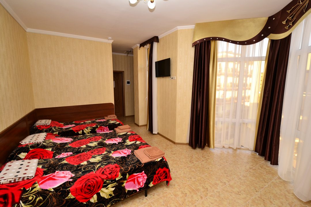 Трехместный (Стандартный трехместный номер с 3 односпальными кроватями) гостевого дома Елиза, Витязево