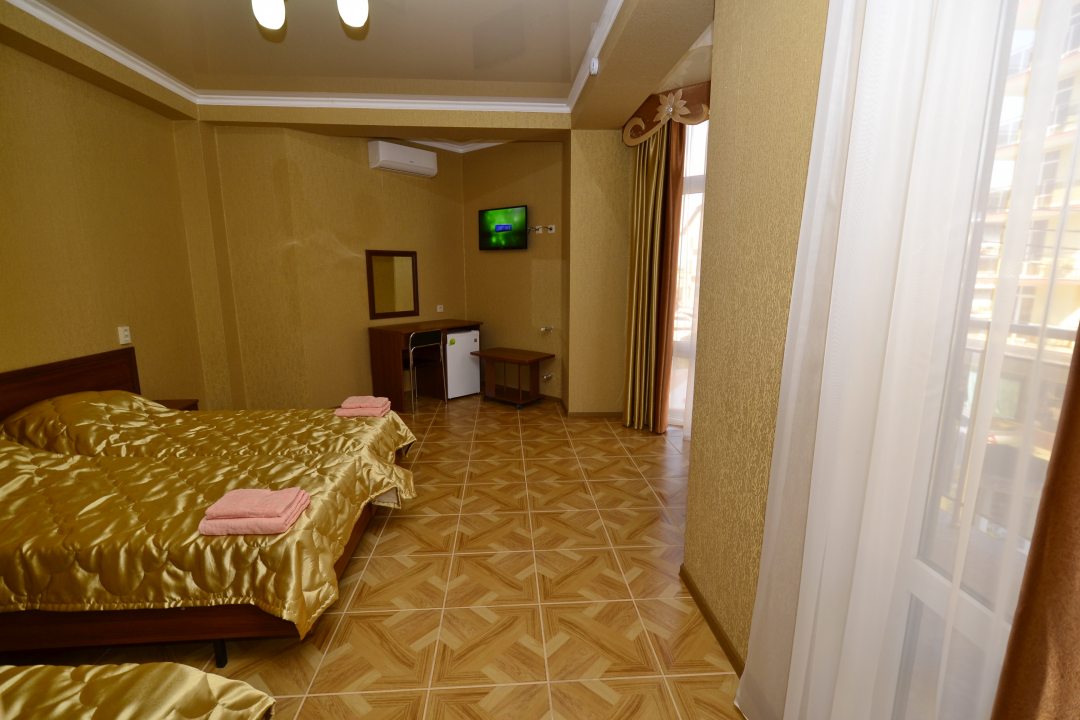 Трехместный (Стандартный трехместный номер с двуспальной и односпальной кроватями) гостевого дома Елиза, Витязево