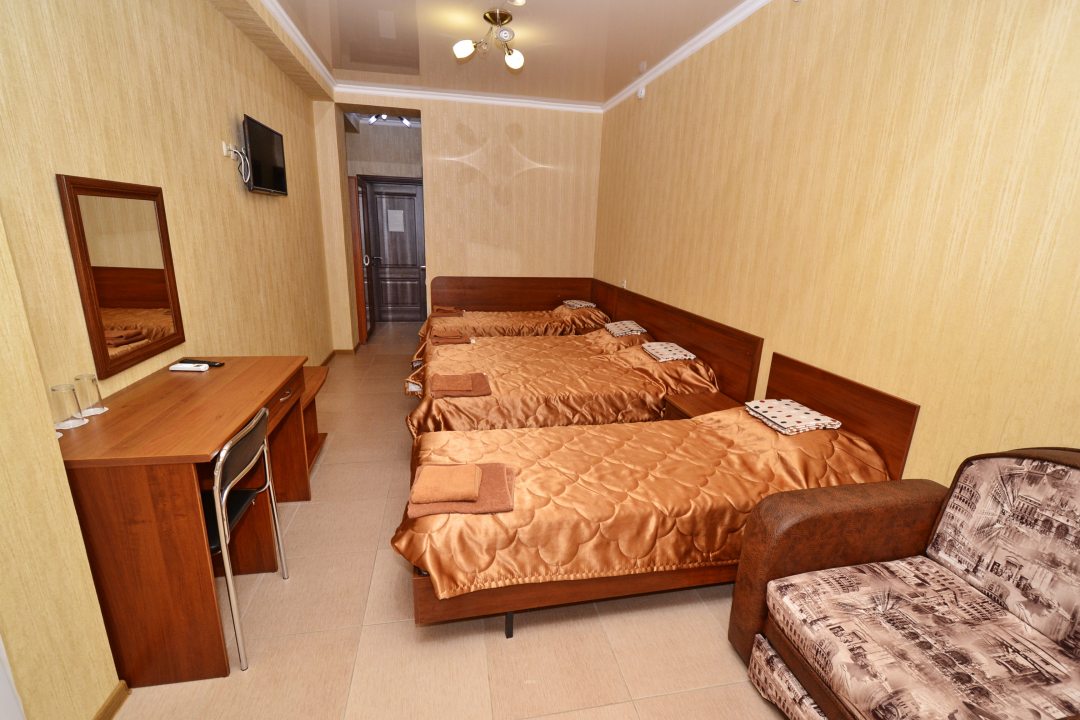 Четырехместный (Стандартный четырехместный номер с двуспальной кроватью и двумя односпальными кроватями) гостевого дома Елиза, Витязево