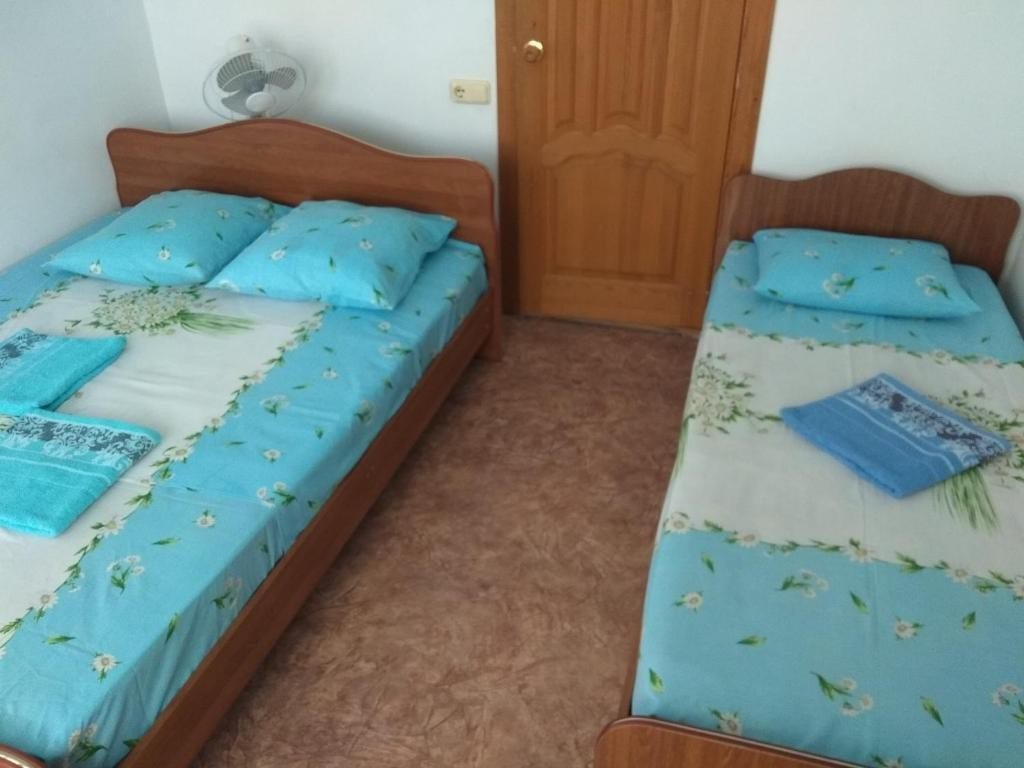 Трехместный (Трехместный номер с ванной комнатой) гостевого дома Морские Сети, Витязево