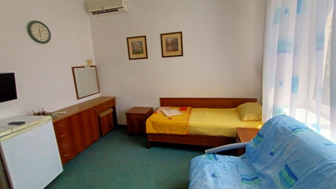 Трехместный (Стандарт 3х-местный (1-комнатный)) гостевого дома Визит, Витязево