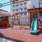 Детская площадка на улице, Гостиница У моря