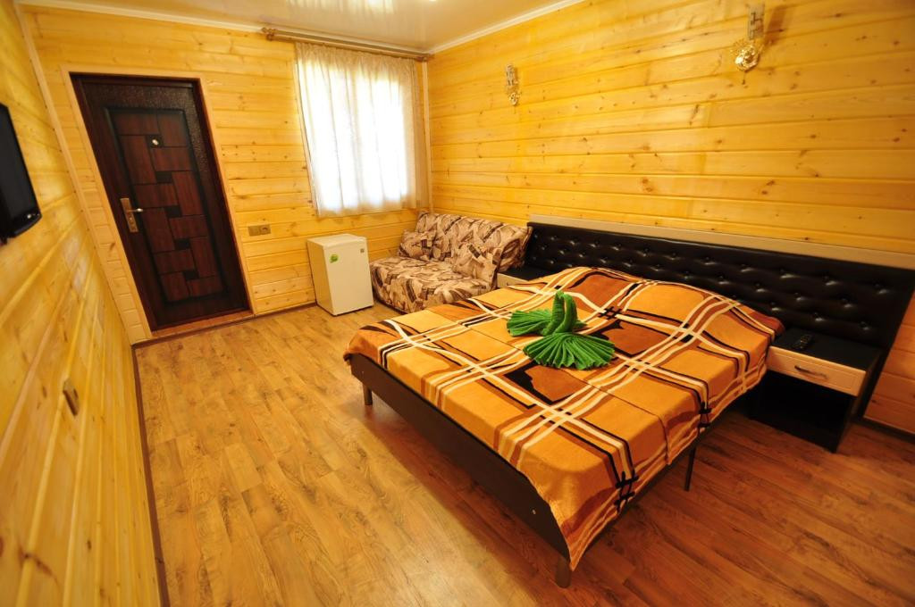 Четырехместный (Четырехместный (двухспальная кровать и двухспальный диван)) гостевого дома Сказка, Витязево