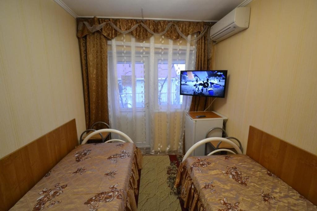 Двухместный (Двухместный номер с 2 отдельными кроватями и душем) гостевого дома Югра, Витязево