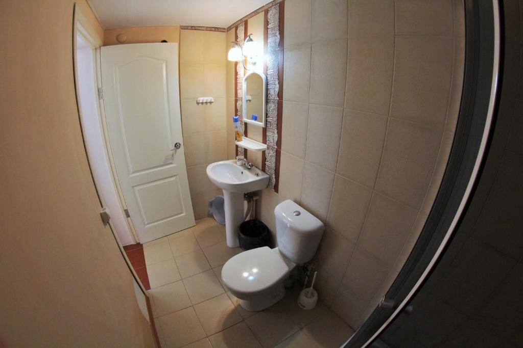 Двухместный (Двухместный номер с 2 отдельными кроватями и собственной ванной комнатой) гостевого дома на Луначарского 46, Геленджик