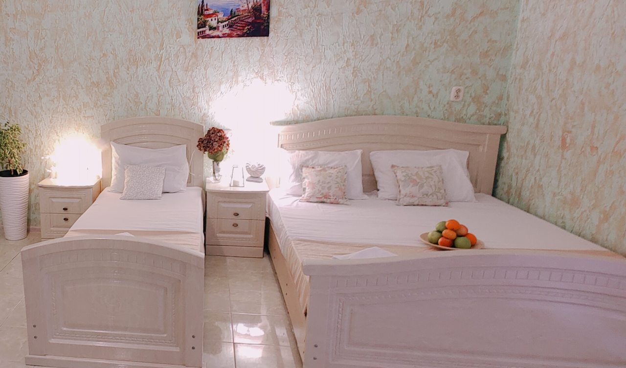 Четырехместный (Комфорт четырехместный с французским балконом) гостиницы Золотой берег, Витязево