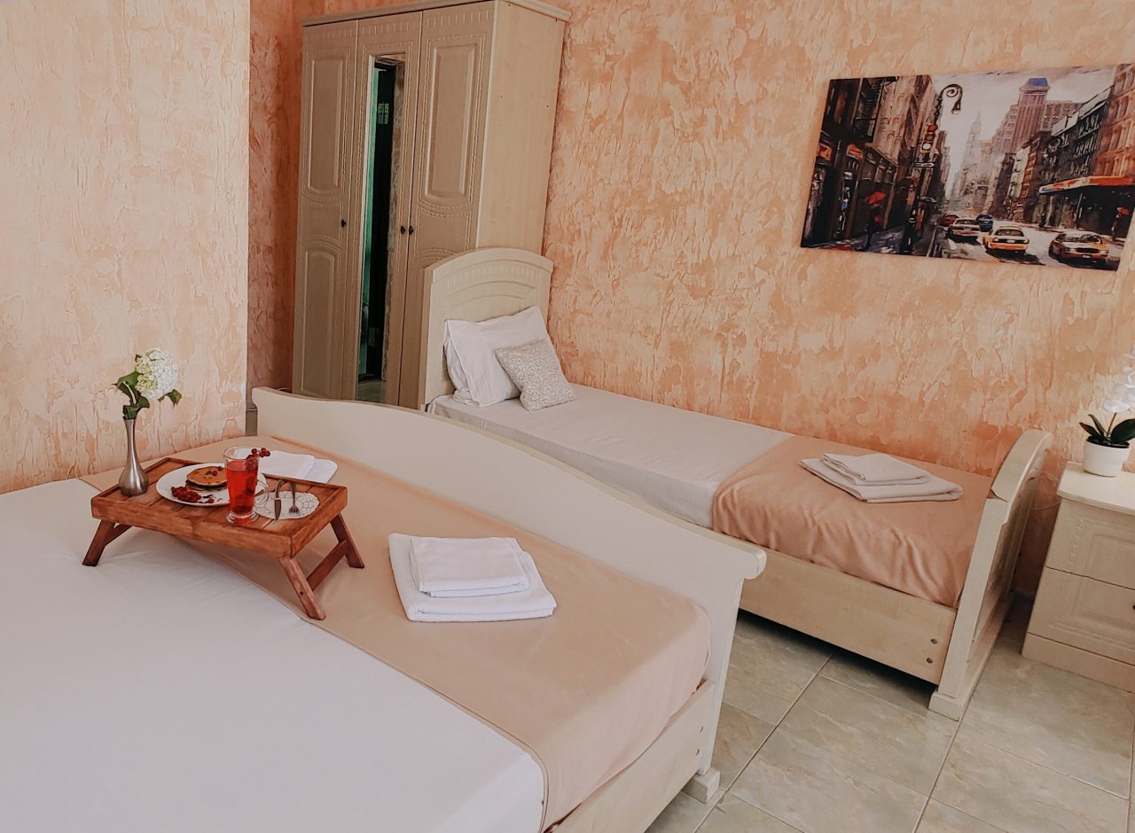 Шестиместный (Шестиместный комфорт с боковым видом на море) гостиницы Золотой берег, Витязево