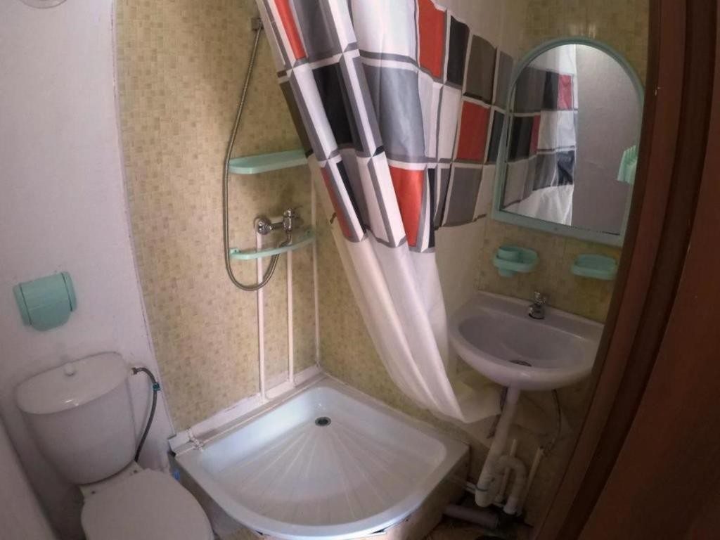 Двухместный (Двухместный номер с 2 отдельными кроватями и собственной ванной комнатой) гостевого дома Лес, Витязево