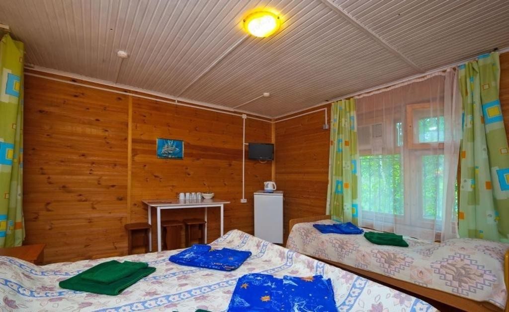 Трехместный (Трехместный номер с собственной ванной комнатой) гостевого дома Теремок на Радужной, Геленджик