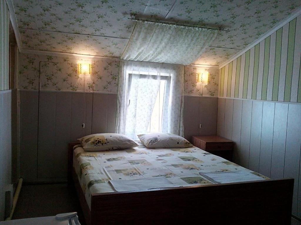Двухместный (Двухместный номер с двуспальной кроватью и дополнительной кроватью) гостевого дома Батур, Геленджик