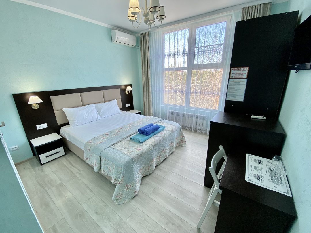 Двухместный (Улучшенный комфорт с большой кроватью) апарт-отеля Brio, Геленджик