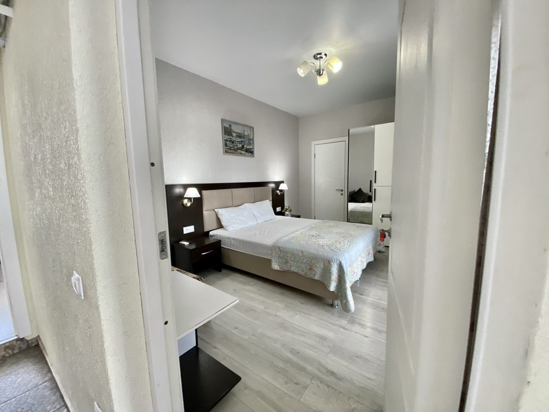 Двухместный (Улучшенный комфорт с большой кроватью и раскладывающимся креслом) апарт-отеля Brio, Геленджик