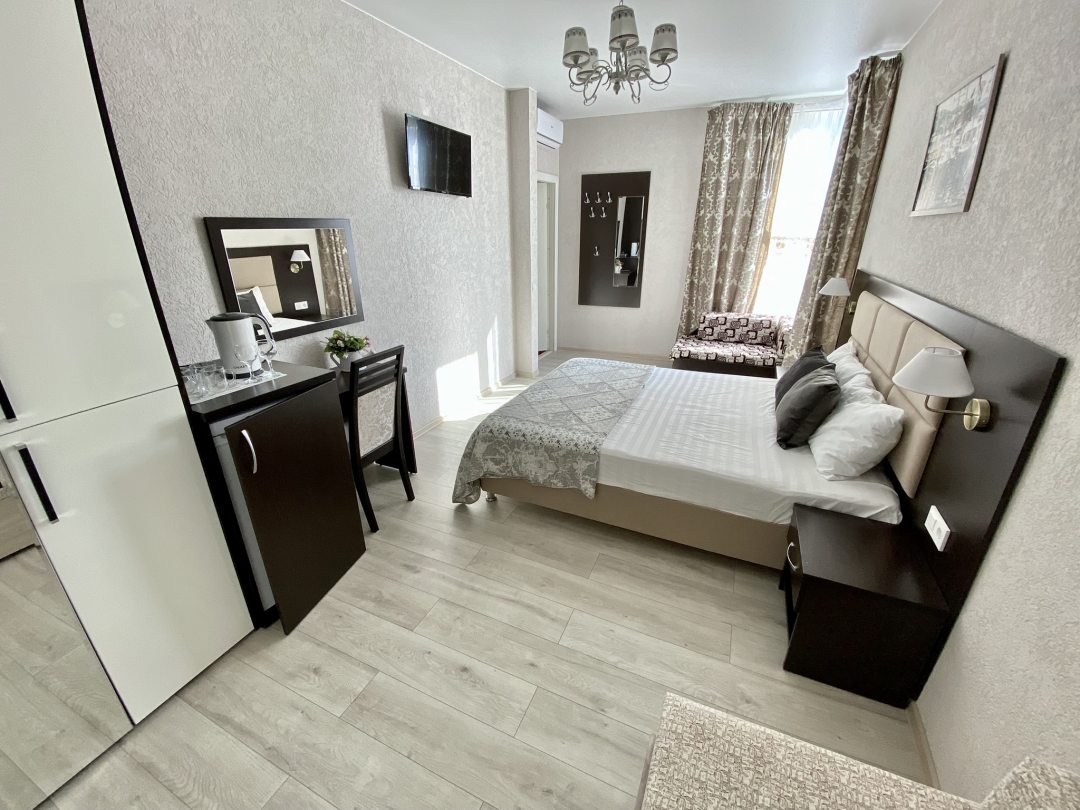Двухместный (Улучшенный комфорт с кроватью king size и двумя дополнительными местами) апарт-отеля Brio, Геленджик