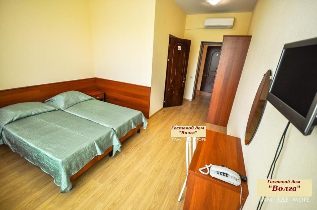 Двухместный (Двухместный номер с 2 отдельными кроватями и балконом.) гостевого дома Волга, Геленджик
