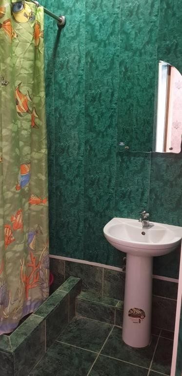 Четырехместный (Четырехместный номер с собственной ванной комнатой) гостевого дома На Луначарского 100, Геленджик