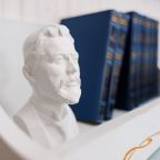 Книги в номерах и в общественных зонах, Отель Северный Цветок