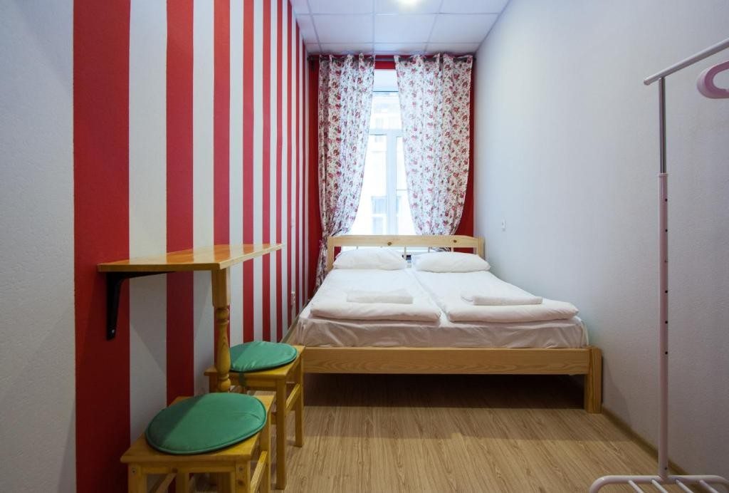 Двухместный (Двухместный номер с 1 кроватью и общей ванной комнатой) эконом-отеля Краски, Санкт-Петербург