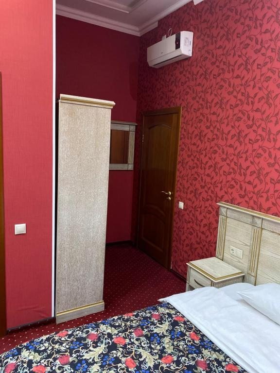 Двухместный (Двухместный номер Делюкс с 1 кроватью и душем) мини-отеля Basmanny Inn, Москва