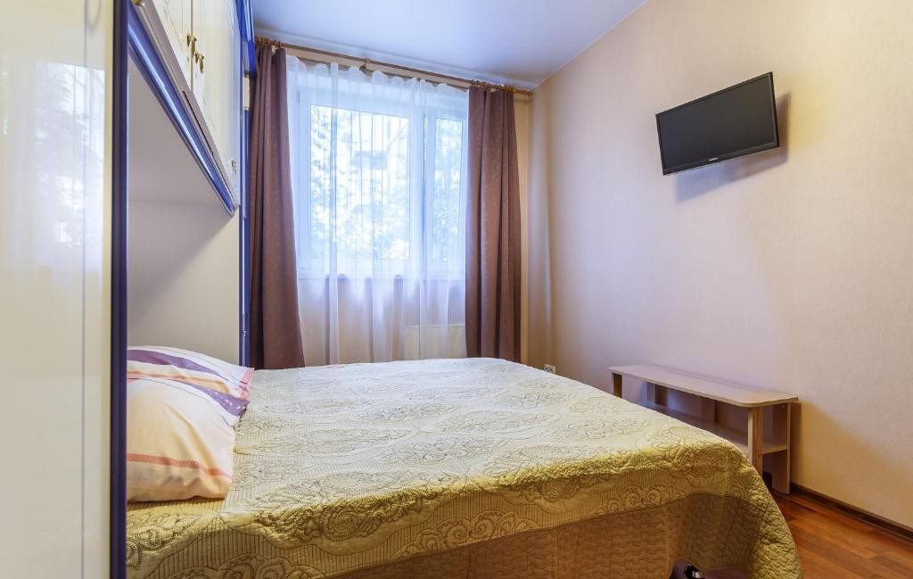 Двухместный (Небольшой двухместный номер с 1 кроватью) гостевого дома Крокус Митино, Москва