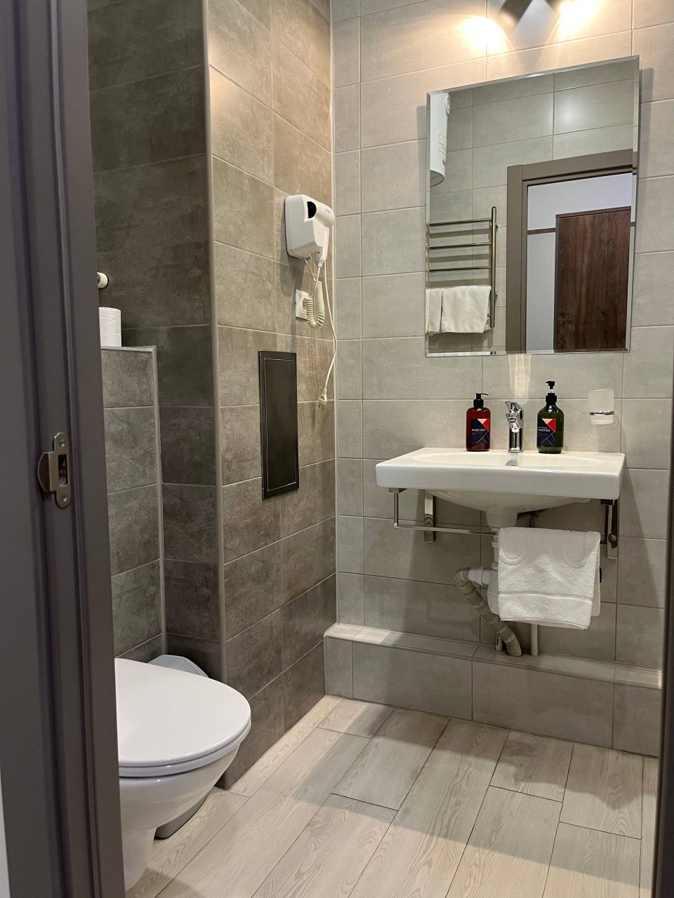 Душевая кабина в ванной комнате улучшенного номера