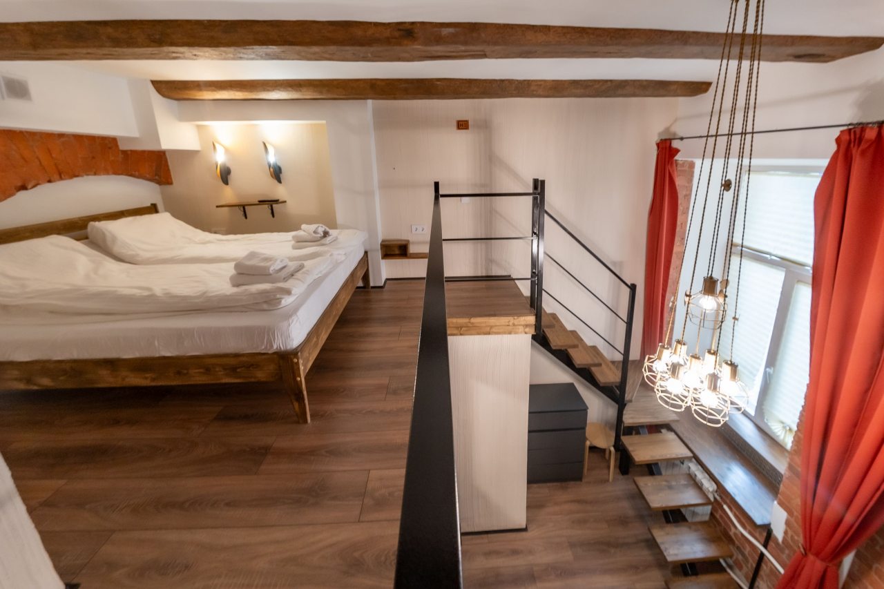 Двухместный (Студия), Меблированные комнаты Bronza