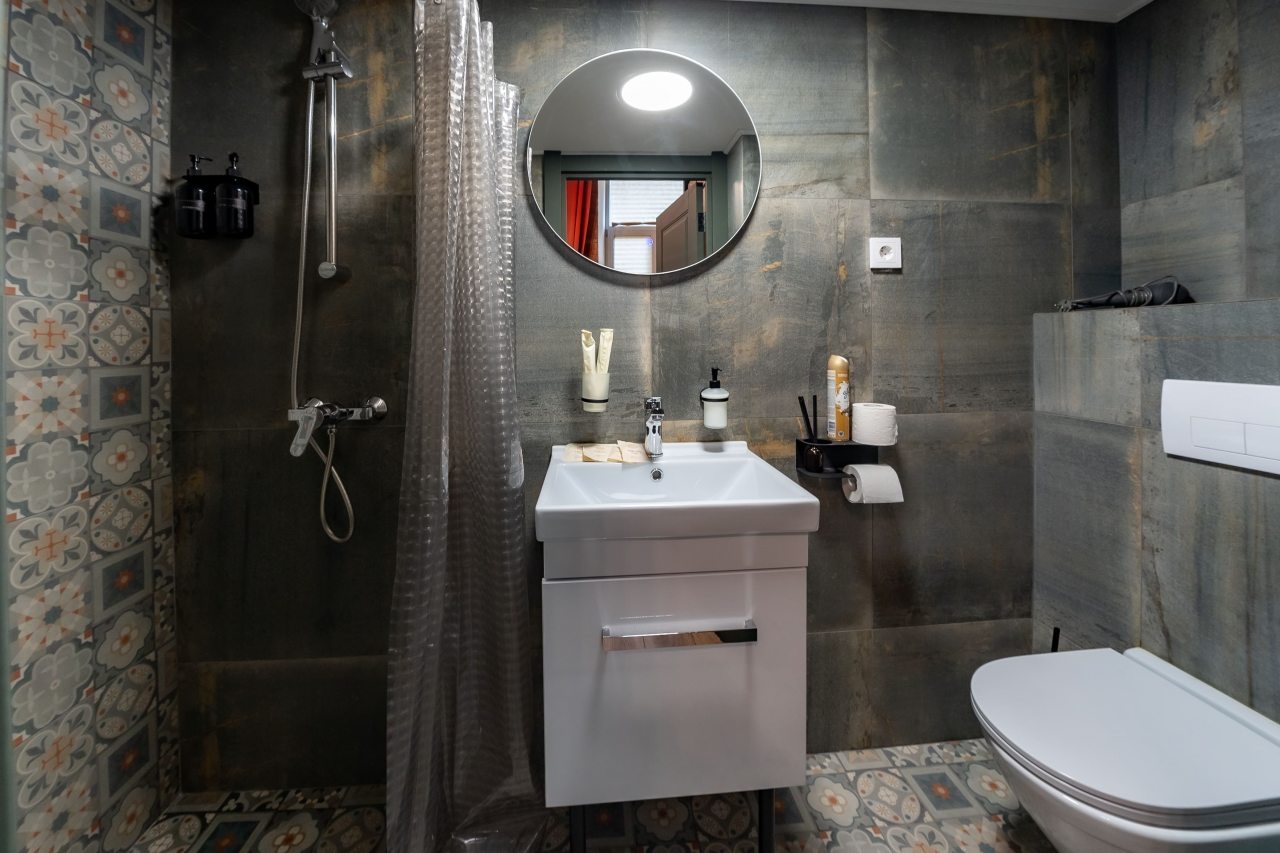 Двухместный (Студия), Меблированные комнаты Bronza