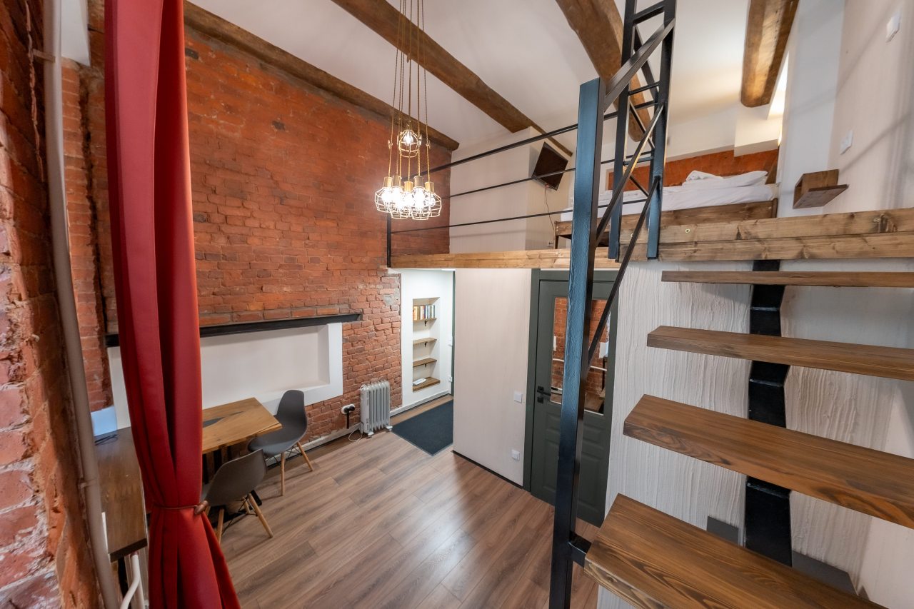 Двухместный (Студия), Меблированные комнаты Bronza