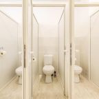 Туалетные кабинки хостела BixBite, Краснодар