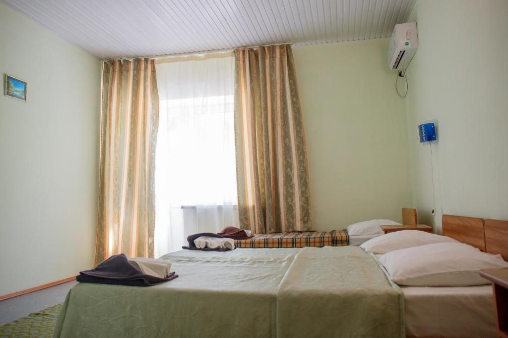 Трехместный (Стандартный трехместный номер) гостевого дома Голубая Бухта на Кипарисовой, Геленджик