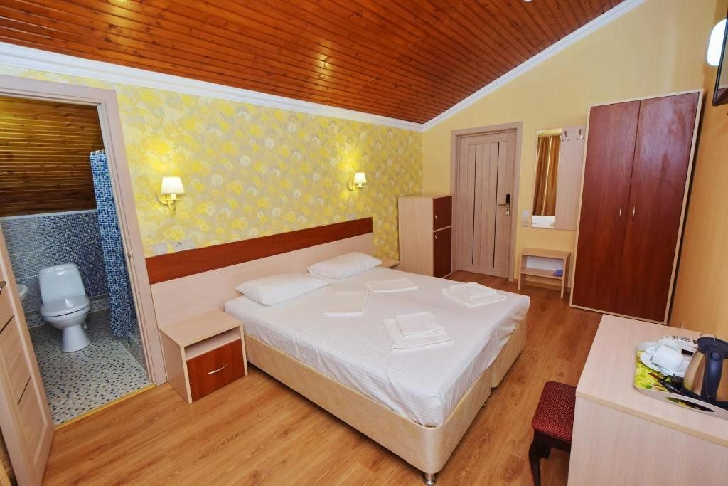 Двухместный (Двухместный номер с 1 кроватью или 2 отдельными кроватями и балконом) гостевого дома ЮГ-Отель, Геленджик