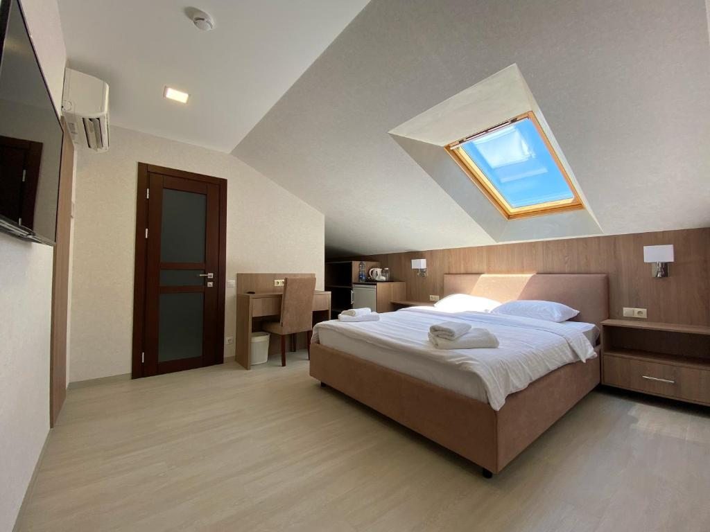 Двухместный (Мансардный номер с 1 кроватью без балкона (возможно размещение с детьми 12+)) отеля El Verano, Геленджик