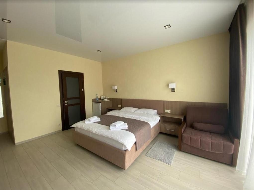 Двухместный (Номер с большой кроватью и балконом (возожно размещение с детьми 12+)) отеля El Verano, Геленджик