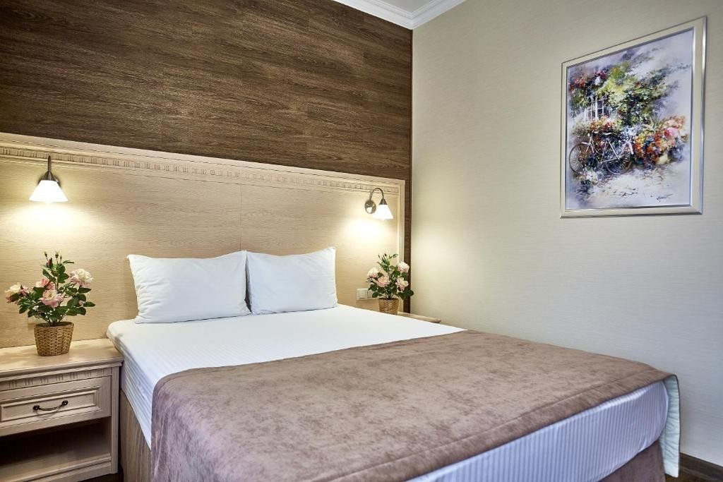 Двухместный (Улучшенный двухместный номер с 1 кроватью или 2 отдельными кроватями и балконом) отеля Астель Вилла, Геленджик