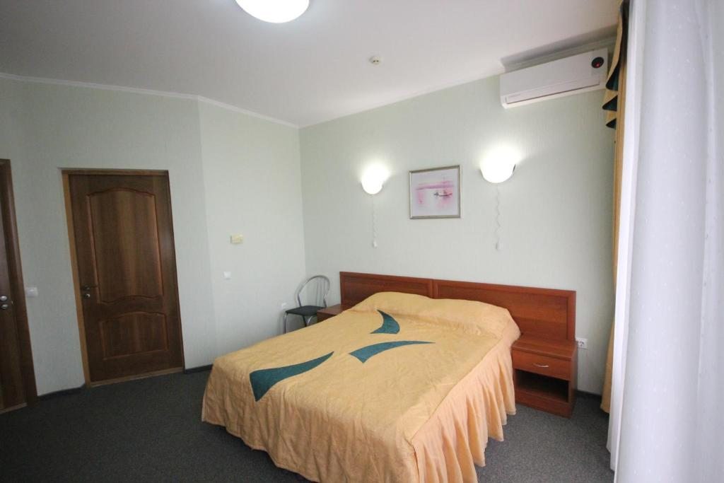 Двухместный (Двухместный номер с 1 кроватью или 2 отдельными кроватями и балконом) гостевого дома Фламинго+, Геленджик