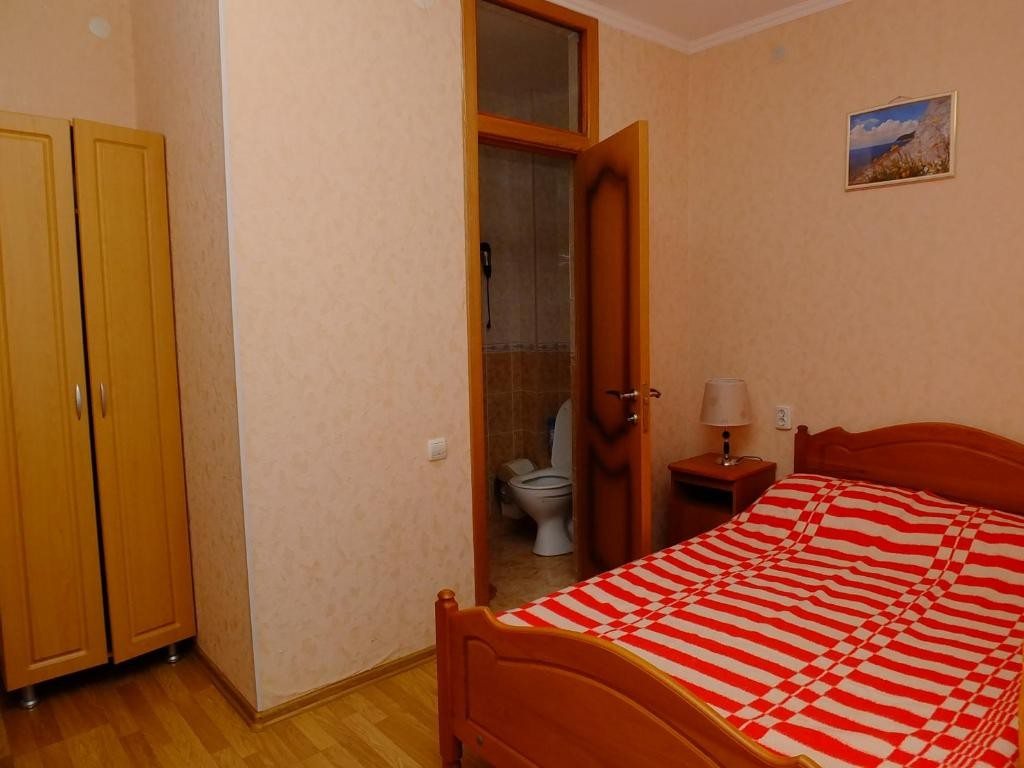 Двухместный (Двухместный номер с двуспальной кроватью и дополнительной кроватью) гостевого дома Вера, Геленджик