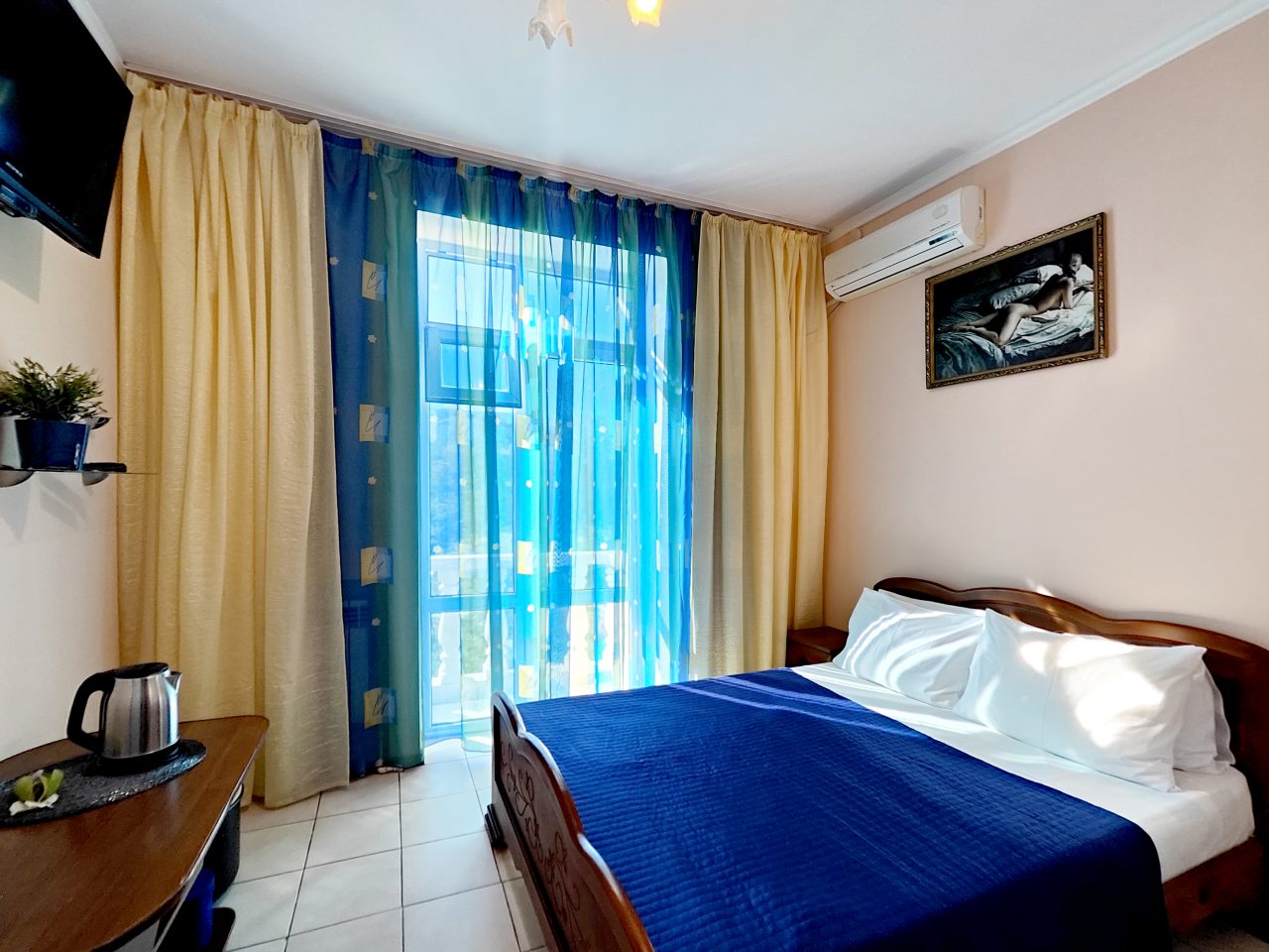 Двухместный (Стандартный двухместный номер с балконом) мини-отеля Арина, Геленджик