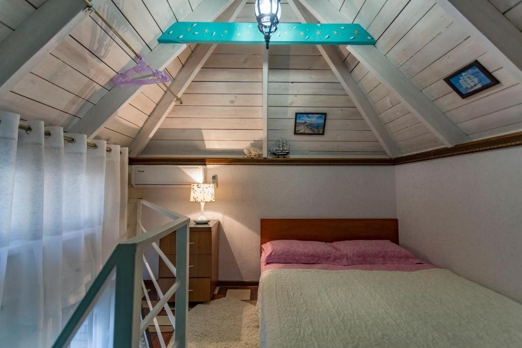 Двухместный (Двухместный номер с двуспальной кроватью и дополнительной кроватью) гостевого дома Четыре сезона на Короленко, Геленджик