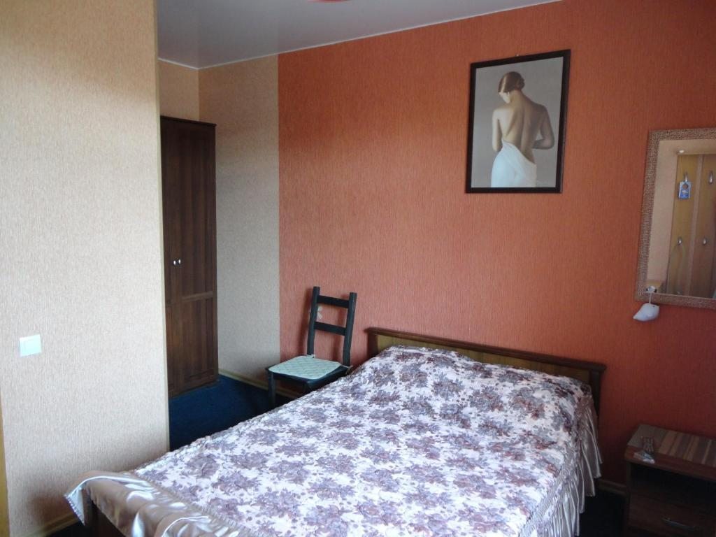 Двухместный (Двухместный номер с 1 кроватью или 2 отдельными кроватями и собственной ванной комнатой) гостевого дома Южанка, Геленджик
