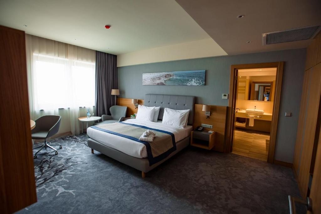 Сьюит (Люкс с кроватью размера «king-size» - Для некурящих) отеля Holiday Inn - Aktau - Seaside, Актау