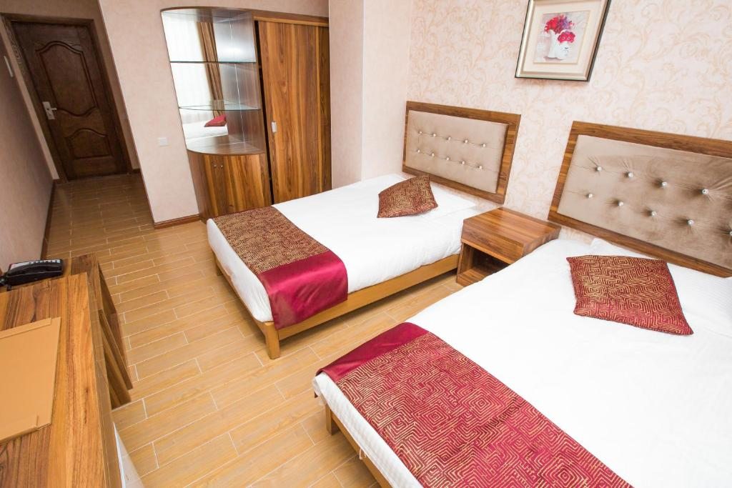 Двухместный (Двухместный номер с 2 отдельными кроватями и душем) отеля Royal, Актобе