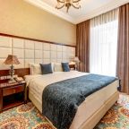 В спальне находится кровать размера queen-size.